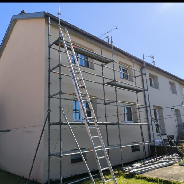 Ravalement de façade à Montluçon par entreprise de couverture